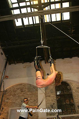 Headdown suspended for an ultra brutal fullbody whipping!